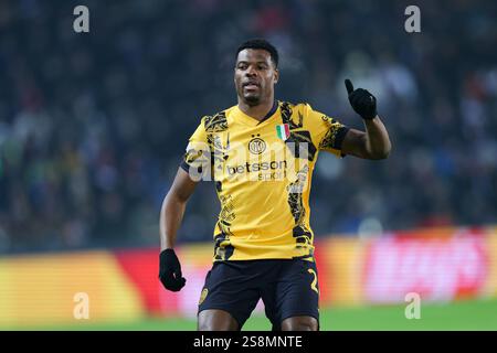 Prag, Tschechische Republik. Januar 2025. Denzel Dumfries von Inter wurde während des UEFA Champions League-Spiels zwischen Sparta Prag und Inter in der Epet Arena gesehen. Endpunktzahl; Sparta Prag 0:1 Inter. (Foto: Grzegorz Wajda/SOPA Images/SIPA USA) Credit: SIPA USA/Alamy Live News Stockfoto
