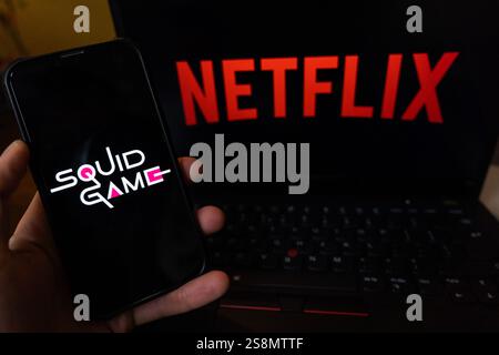 ANSCHAULICH. Das Logo des beliebten Squid Game der Netflix-Serie auf einem Smartphone und das Netflix-Logo auf einem Laptop-Bildschirm. ANP / Hollandse Hoogte / Dylan Nieuwland niederlande Out - belgien Out Stockfoto