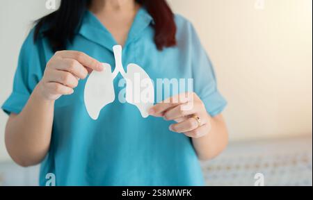 Frau mit Lungendekorationsmodell. Welt-Tuberkulose-TB-Tag, Pneumonie, Atemwegserkrankungen Konzept. Nahaufnahme Stockfoto