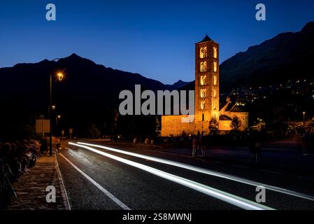 Romanische Kirche Sant Climent de Taüll, in der Abenddämmerung im Boí-Tal (Alta Ribagorca, Lleida, Katalonien, Spanien, Pyrenäen) Stockfoto