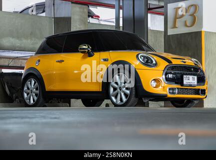 Bangkok, Thailand - 18 Jan 2025 - Blick auf Yellow Mini cooper, geparkt auf dem Parkplatz des Wohngebäudes. Mini cooper ist britischer Autokleie Stockfoto