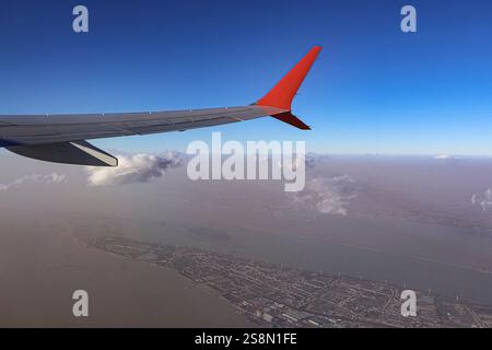 Ansicht aus dem Flugzeugfenster. Der Flügel eines Passagierflugzeugs. Das Konzept von Urlaub, Reisen, Logistik Stockfoto