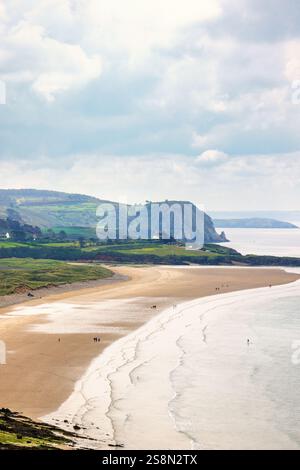 Aus der Vogelperspektive an einem Sandstrand an einer felsigen Küste in der Bretagne Stockfoto