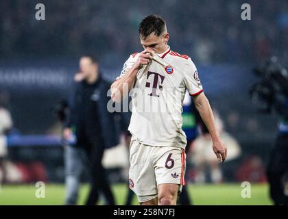 Rotterdam, Kuip Arena, 22.01.2025: Joshua Kimmich vom FC Bayern Muenchen ist enttäuscht vom Champions-League-Spiel Feyenoord Rotterdam gegen FC Bayern München. Stockfoto