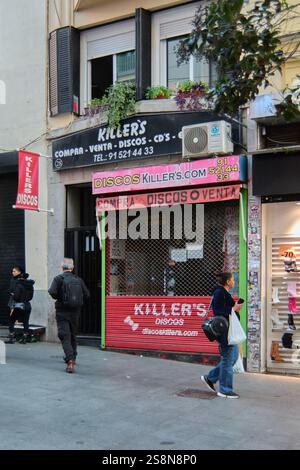 Madrid. Spanien - 23. Januar 2025: Ansicht eines Musikgeschäfts in Madrid. Fassade mit Schildern und Gittern, die den Verkauf von Schallplatten und CDs in Th. Hervorheben Stockfoto