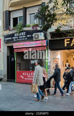 Madrid. Spanien - 23. Januar 2025: Plattenladen-Fassade in Madrid, Spanien, zeigt die Musikkultur und den traditionellen Vinylhandel in der historischen Gegend Stockfoto