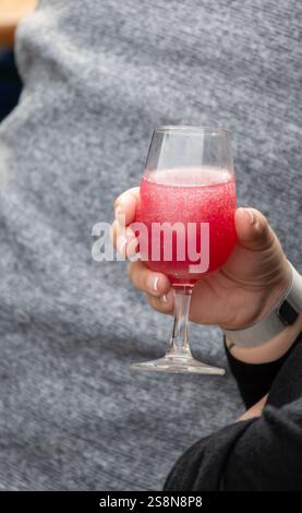 Herbstweinfestival in Schengen, Luxemburg, am Moseltal, Verkostung von Federweisser Jungwein, neuer wein fermentiertes frisch gepresstes Auxerro Stockfoto