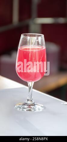 Herbstweinfestival in Schengen, Luxemburg, am Moseltal, Verkostung von Federweisser Jungwein, neuer wein fermentiertes frisch gepresstes Auxerro Stockfoto