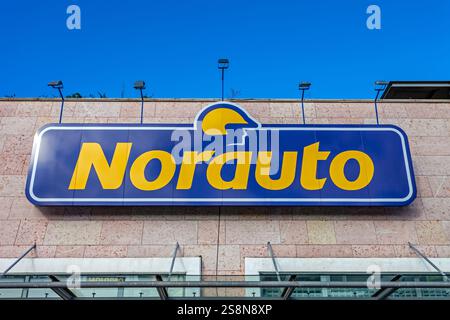 Schild für Norauto Auto oder Autoteile und Tankstelle oder Autowerkstatt im Einkaufszentrum Almada Forum. Stockfoto