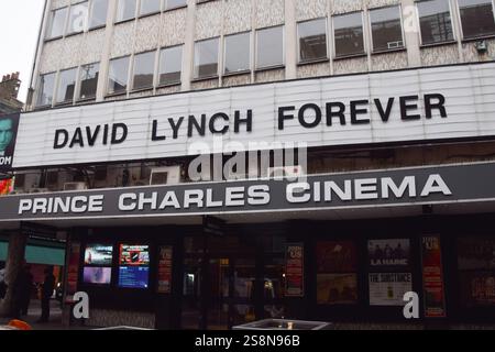 London, England, Großbritannien. Januar 2025. Das Festzelt im Prince Charles Cinema in West End zeigt eine Hommage an David Lynch. Der legendäre Filmemacher starb am 15. Januar im Alter von 78 Jahren. (Kreditbild: © Vuk Valcic/ZUMA Press Wire) NUR REDAKTIONELLE VERWENDUNG! Nicht für kommerzielle ZWECKE! Stockfoto