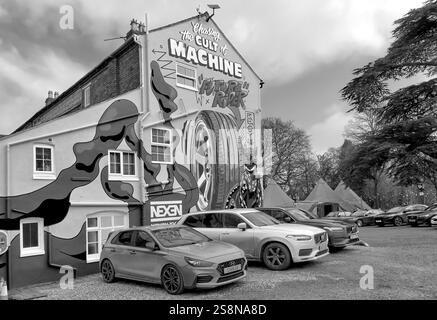 Café und Automatencafé für Koffein und Automobile, ein Treffpunkt für Motorliebhaber. Stratford-upon-Avon, England, Großbritannien Stockfoto