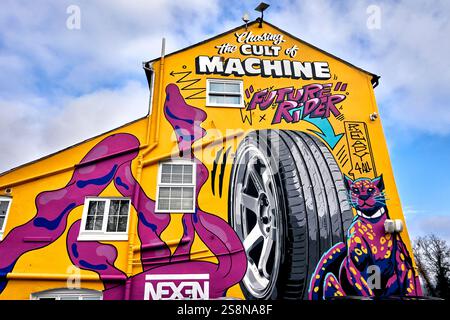 Café und Automatencafé für Koffein und Automobile, ein Treffpunkt für Motorliebhaber. Stratford-upon-Avon, England, Großbritannien Stockfoto