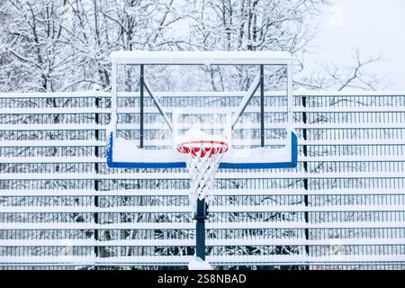 Nahaufnahme eines Basketballkörpers auf einem Spielplatz im Freien in der Wintersaison. Stockfoto