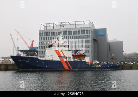 Kiel, Deutschland. Januar 2025. Das U-Boot-Hilfsschiff HDW Herkules von ThyssenKrupp Marine Systems (TKMS) (ehemals Howaldtswerke-Deutsche Werft GmbH, HDW) liegt neben der neuen Schiffbauhalle auf der Werft von ThyssenKrupp Marine Systems (TKMS) vor Anker. Das Spezialschiff HDW Herkules ist ein Hilfsschiff für U-Boot-Tests. Quelle: Christian Charisius/dpa/Alamy Live News Stockfoto