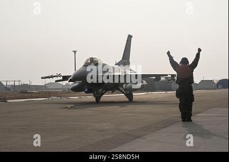 US Air Force Staff Sgt. Nelson Lumibao, 35th Fighter Generation Squadron F-16 Fighting Falcon engagierter Crewchef, Marshals und F-16 Fighting Falcon Stockfoto