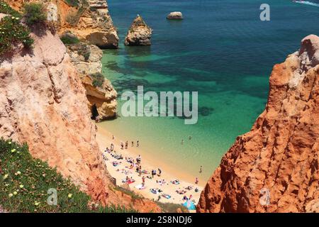 ALGARVE, PORTUGAL - 29. MAI 2018: Touristen besuchen Camilo Strand in der Region der Algarve, Portugal. Küstenregion der Algarve zieht mehr als 17 Millionen tou Stockfoto