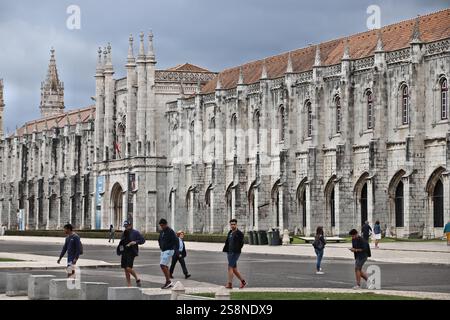 Lissabon, Portugal - Juni 5, 2018: die Menschen besuchen Sie Kloster Jeronimos Kloster in Belem oder Hieronymites in Lissabon, Portugal. Lissabon ist der 11. Stockfoto