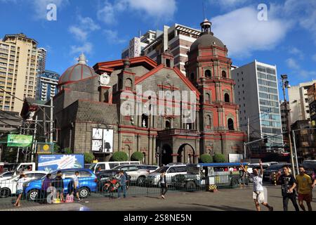 MANILA, PHILIPPINEN - 25. NOVEMBER 2017: Menschen fahren mit Jeepneys im starken Verkehr in Manila, Philippinen. Metro Manila ist eine der größten städtischen Stockfoto