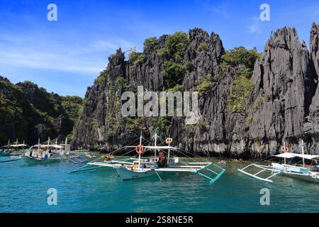 PALAWAN, PHILIPPINEN - 1. DEZEMBER 2017: Die Menschen genießen Inselhüpftour auf Auslegerbooten bangka in Palawan, Philippinen. Stockfoto