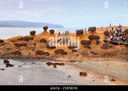 YEHLIU, TAIWAN - 24. NOVEMBER 2018: Menschen besuchen den Yehliu Geopark in Taiwan. Yehliu ist ein beliebtes Reiseziel mit besonderen natürlichen Felsformen Stockfoto