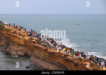 YEHLIU, TAIWAN - 24. NOVEMBER 2018: Menschen besuchen den Yehliu Geopark in Taiwan. Yehliu ist ein beliebtes Reiseziel mit besonderen natürlichen Felsformen Stockfoto