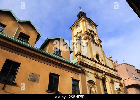 Cieszyn Kirchengebäude. Architektur der Stadt Cieszyn in Polen. Römisch-katholische Kirche der Heiligkreuzerhöhung. Stockfoto