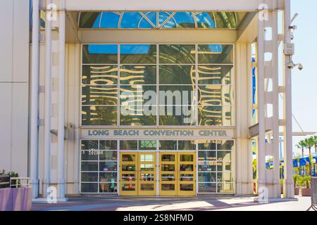 Long Beach, Kalifornien - 15. Januar 2025: Moderner Blick auf das Long Beach Convention Center mit großen Glastüren und reflektierenden Oberflächen. Stockfoto