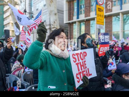 Seoul, Südkorea. Januar 2025. Anhänger des angeklagten südkoreanischen Präsidenten Yoon Suk Yeol protestieren gegen seine Amtsenthebung in der Nähe des Verfassungsgerichts in Seoul. Der angeklagte südkoreanische Präsident Yoon Suk Yeol wird an seinem Amtsenthebungsverfahren teilnehmen. Quelle: SOPA Images Limited/Alamy Live News Stockfoto