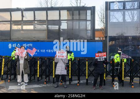 Seoul, Südkorea. Januar 2025. Anhänger des angeklagten südkoreanischen Präsidenten Yoon Suk Yeol protestieren gegen seine Amtsenthebung in der Nähe des Verfassungsgerichts in Seoul. Der angeklagte südkoreanische Präsident Yoon Suk Yeol wird an seinem Amtsenthebungsverfahren teilnehmen. Quelle: SOPA Images Limited/Alamy Live News Stockfoto