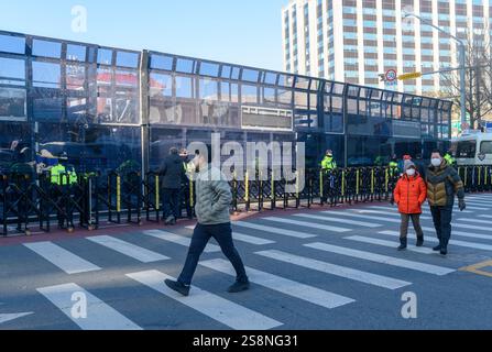 Seoul, Südkorea. Januar 2025. Polizeibeamte blockieren den Weg zum Verfassungsgericht in Seoul. Der angeklagte südkoreanische Präsident Yoon Suk Yeol wird an seinem Amtsenthebungsverfahren teilnehmen. Quelle: SOPA Images Limited/Alamy Live News Stockfoto