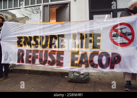 London, Großbritannien. Januar 2025. Umweltaktivisten versammeln sich vor der Botschaft der Demokratischen Republik Kongo, um gegen die ostafrikanische Rohölpipeline (EACOP) zu protestieren. Quelle: Vuk Valcic/Alamy Live News Stockfoto