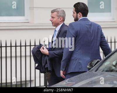 Ben Osborn (links), UK Country Manager von Pfizer, kommt, um Beweise für Modul 4 der britischen COVID-19-Untersuchung bei Dorland House in London zu geben. In diesem Teil der Untersuchung werden die Entwicklung von Impfstoffen und die Umsetzung des Impfstoffeinführungsprogramms in England, Wales, Schottland und Nordirland untersucht. Bilddatum: Donnerstag, 23. Januar 2025. Stockfoto
