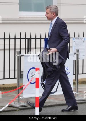 Ben Osborn (links), UK Country Manager von Pfizer, kommt, um Beweise für Modul 4 der britischen COVID-19-Untersuchung bei Dorland House in London zu geben. In diesem Teil der Untersuchung werden die Entwicklung von Impfstoffen und die Umsetzung des Impfstoffeinführungsprogramms in England, Wales, Schottland und Nordirland untersucht. Bilddatum: Donnerstag, 23. Januar 2025. Stockfoto