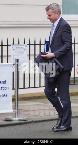 Ben Osborn (links), UK Country Manager von Pfizer, kommt, um Beweise für Modul 4 der britischen COVID-19-Untersuchung bei Dorland House in London zu geben. In diesem Teil der Untersuchung werden die Entwicklung von Impfstoffen und die Umsetzung des Impfstoffeinführungsprogramms in England, Wales, Schottland und Nordirland untersucht. Bilddatum: Donnerstag, 23. Januar 2025. Stockfoto