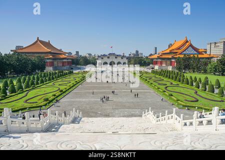 Treppen am Chiang Kai-Shek Memorial, rechts die National Concert Hall, links das National Theater, Taipeh, Taiwan *** Treppe am Chiang Kai Shek Memorial, rechts die National Concert Hall, links das National Theater, Taipeh, Taiwan Stockfoto