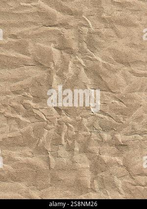 Zerknitterte braune Papierstruktur, die einen abstrakten Hintergrund bildet Stockfoto