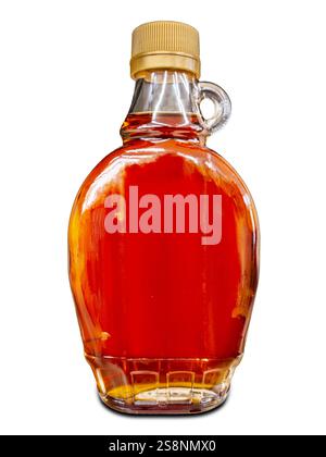 Kanadischer Ahornsirup in kleiner Glasflasche isoliert auf weiß, mit Schneidepfad Stockfoto