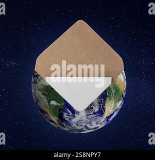 Kuvert in Form einer Kugel mit dem Buchstaben im Raum. Internationale Post Stockfoto