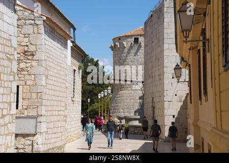 Malerische Altstadt mit Kopfsteinpflasterstraßen und alten Gebäuden, geschäftig mit Menschen, Frankopan Castle, Kamplin Square, Altstadt, Stadt Krk Stockfoto