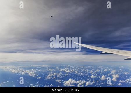 Über den Wolken über dem Indischen Ozean, Bucht von Bengalen. Blick aus dem Flugzeugfenster während eines Fluges mit der Fluggesellschaft Etihad. Begegnung mit einem Airbus Stockfoto