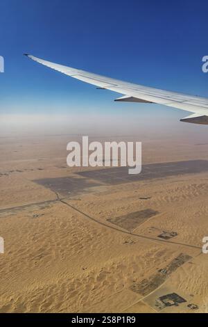 Landeanflug über die Wüste nach Abu Dhabi mit der Fluggesellschaft Etihad. Blick vom Fenster einer Boeing 787. Abu Dhabi, Vereinigte Arabische Emirate Stockfoto