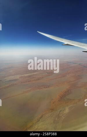Landeanflug über die Wüste nach Abu Dhabi mit der Fluggesellschaft Etihad. Blick vom Fenster einer Boeing 787. Abu Dhabi, Vereinigte Arabische Emirate Stockfoto