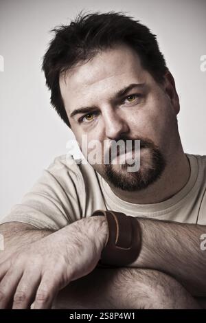 Ein hübscher junger Mann mit Spitzbart Stockfoto