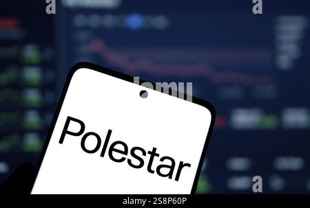 Das Polestar-Logo wird auf dem Smartphone angezeigt. Polestar ist ein schwedischer Automobilhersteller, der ein Unternehmen für Elektroautos herstellt Stockfoto