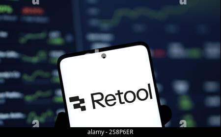 Das Logo für das Werkzeug wird auf dem Smartphone angezeigt. Das UmTool ist eine schnelle Methode, um ein internes Werkzeug zu erstellen Stockfoto