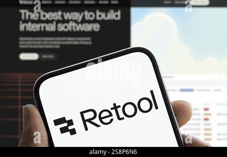 Das Logo für das Werkzeug wird auf dem Smartphone angezeigt. Das UmTool ist eine schnelle Methode, um ein internes Werkzeug zu erstellen Stockfoto
