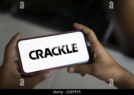 Das Crackle-Logo wird auf dem Smartphone angezeigt. Crackle ist eine US-amerikanische Video-Streaming-Plattform Stockfoto