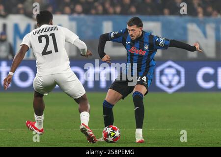 Italien, Bergamo, 21.01.2025: Lazar Samardzic (Atalanta) kämpft in der ersten Halbzeit um den Ball beim Fußballspiel Atalanta BC gegen Sturm Graz, UCL 2024-2025, Ligaperiode MD 7, Gewiss StadiumItalien, Bergamo, 2025 01 21: Atalanta BC gegen Sturm Graz, UEFA Champions League 2024/2025, Ligapause - Spieltag 7 im Gewiss Stadion. (Foto: Fabrizio Andrea Bertani/Pacific Press) Stockfoto
