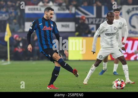 Italien, Bergamo, 21.01.2025: Davide Zappacosta (Atalanta) Pass Schuss im Mittelfeld in der zweiten Halbzeit während des Fußballspiels Atalanta BC gegen Sturm Graz, UCL 2024-2025, Ligaperiode MD 7, Gewiss StadiumItalien, Bergamo, 2025 01 21: Atalanta BC gegen Sturm Graz, UEFA Champions League 2024/2025, Ligapause - Spieltag 7 im Gewiss Stadion. (Foto: Fabrizio Andrea Bertani/Pacific Press) Stockfoto