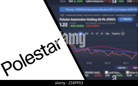 Das Polestar-Logo wird auf dem Smartphone angezeigt. Polestar ist ein schwedischer Automobilhersteller, der ein Unternehmen für Elektroautos herstellt Stockfoto